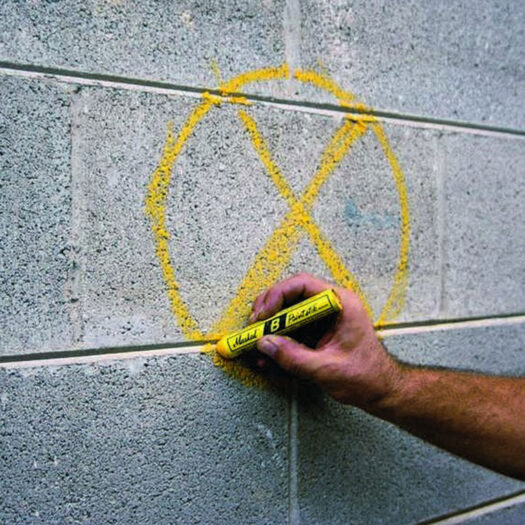 Markal Paintstik gebruikt op beton muur. Waterbestendig en bestand tegen UV straling. Ideaal voor graffiti art.